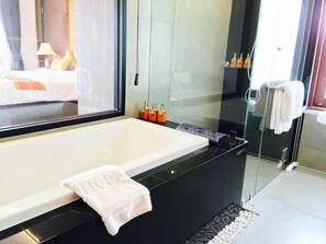 Badewanne und Dusche (separat), Komfortbadewanne, Regendusche