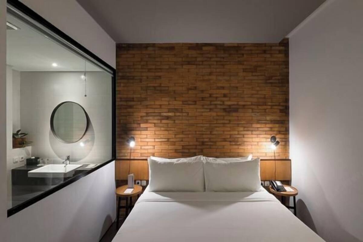 In-room safe, desk, iron/ironing board (on request), WiFi (free)
