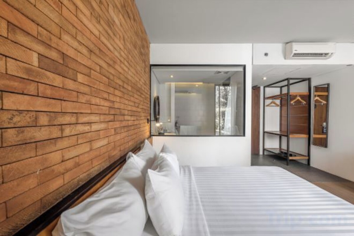 In-room safe, desk, iron/ironing board (on request), WiFi (free)