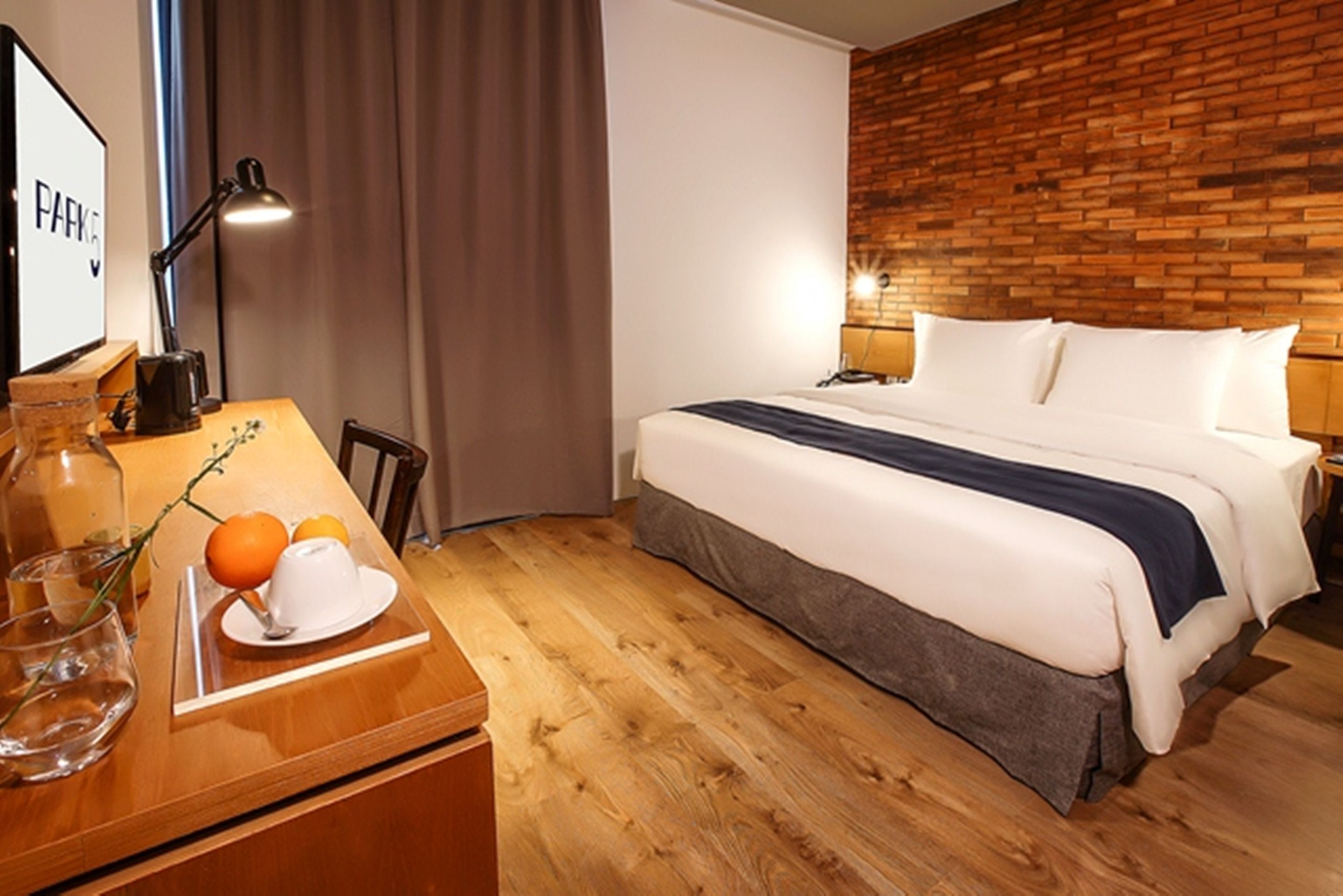 standard room | 1 bedroom, in-room safe, desk, iron/ironing board