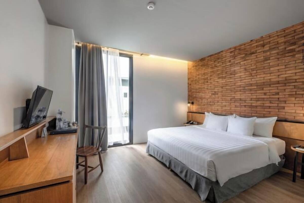 Caja de seguridad en la habitación y escritorio