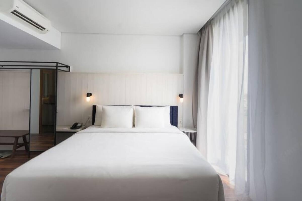 In-room safe, desk, iron/ironing board (on request), WiFi (free)