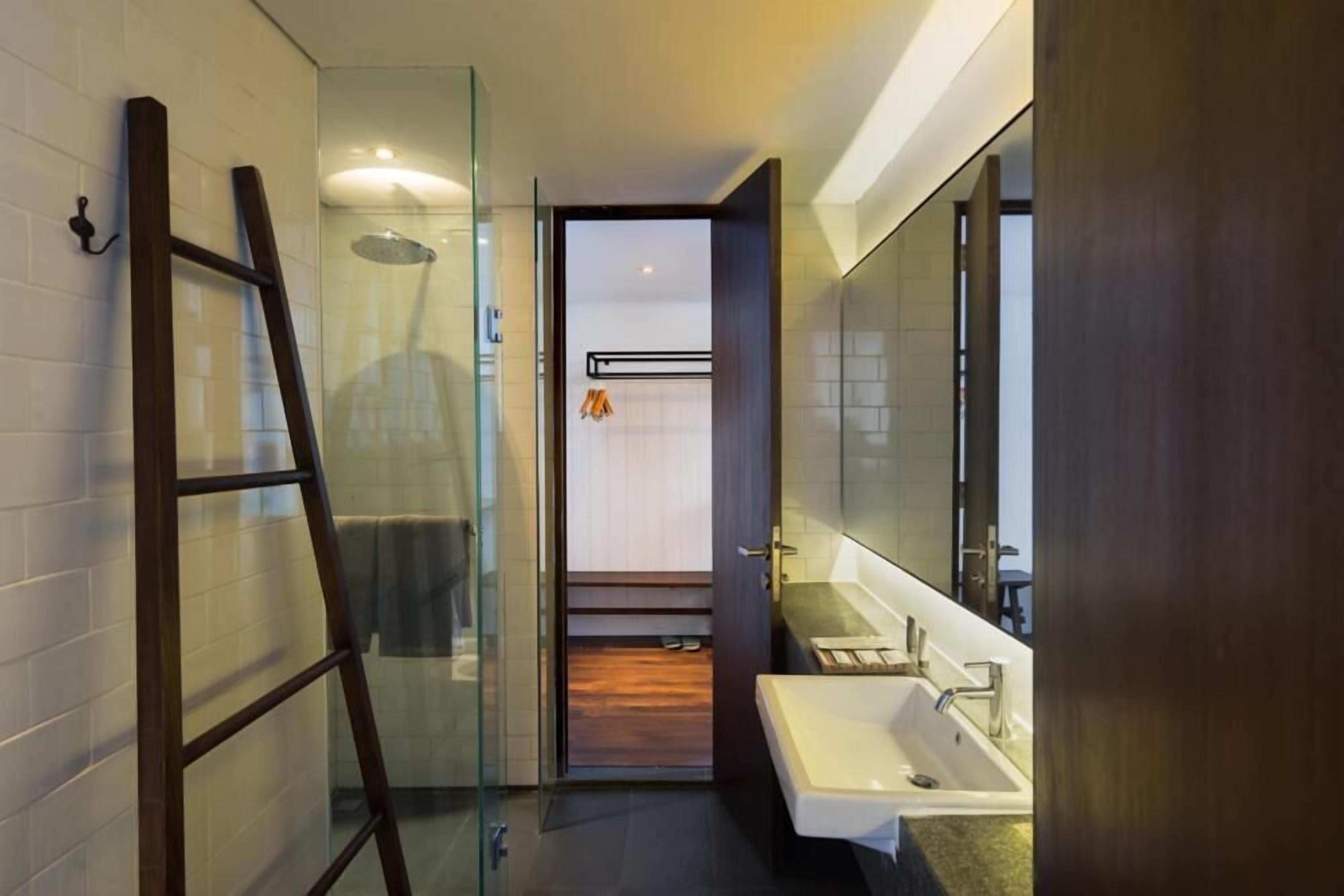 shower, free toiletries, slippers, towels