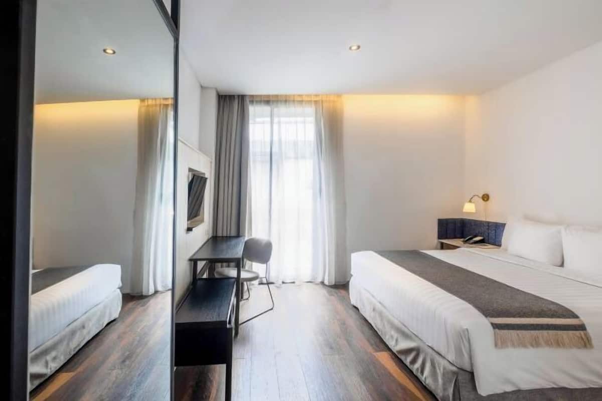 In-room safe, desk, iron/ironing board, free WiFi