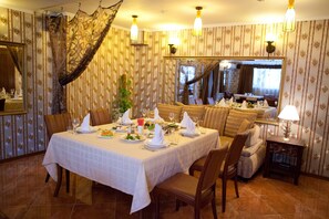 Se sirven desayunos, almuerzos, cenas y cocina europea moderna