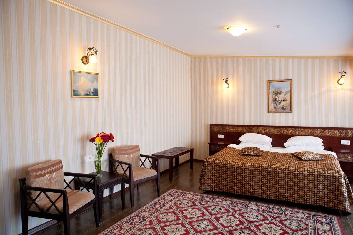 Suite junior, 1 cama doble | Minibar, caja fuerte, escritorio y tabla de planchar con plancha