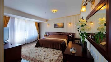Standard Double Room | Minibar, in-room safe, desk, iron/ironing board