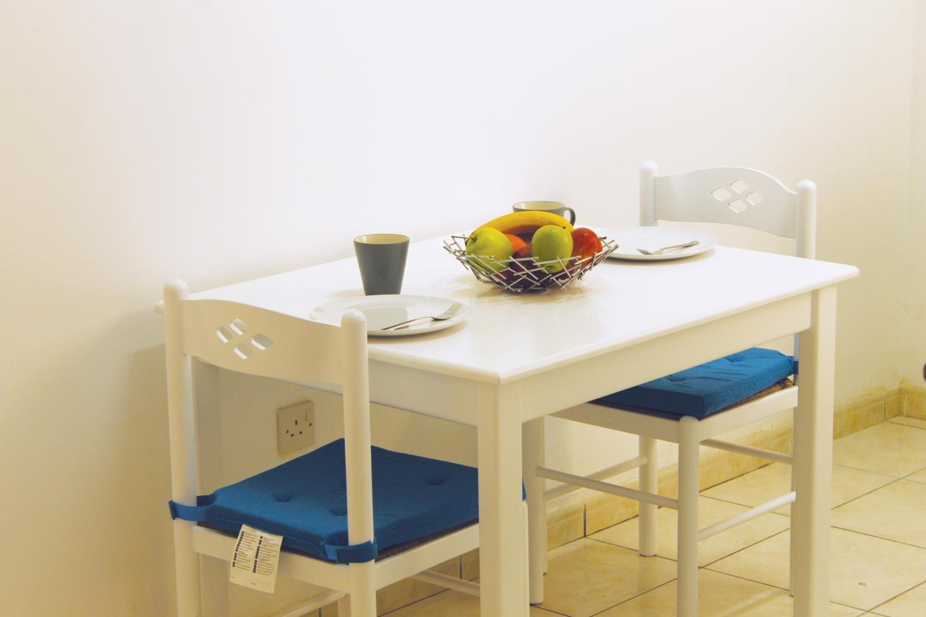 full-sized fridge, stovetop, electric kettle