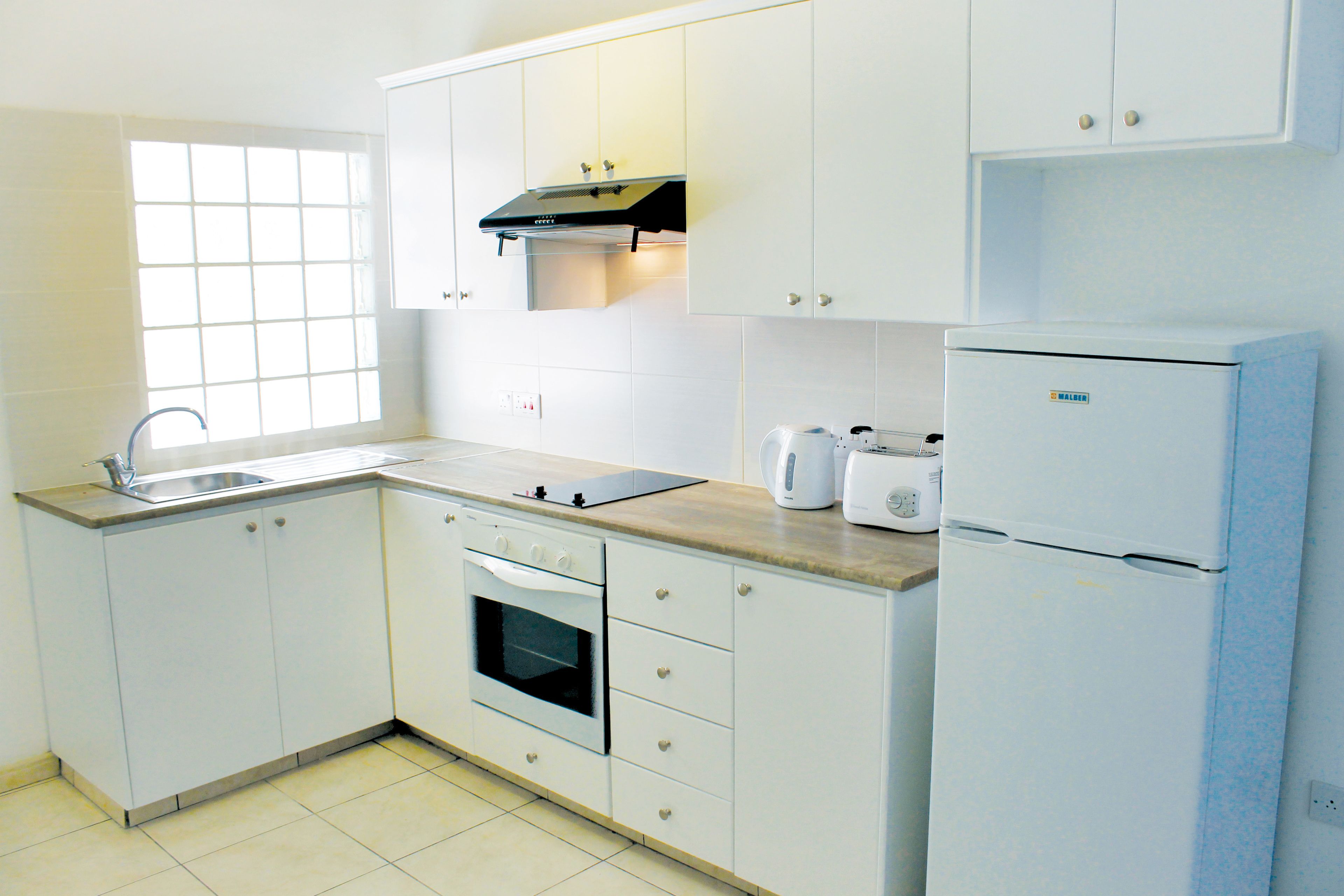 full-sized fridge, stovetop, electric kettle