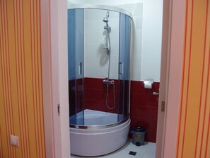 Quarto casal superior, terraço | Banheiro | Chuveiro, produtos de toalete grátis, secador de cabelo, chinelos