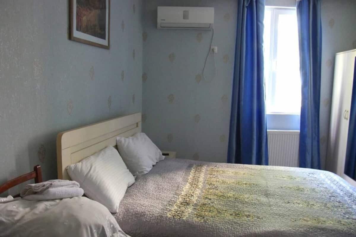 Standard Double Room | 1 bedroom, blackout curtains, soundproofing, iron/ironing board