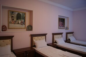 Economy-Vierbettzimmer, Gemeinschaftsbad | Schallisolierte Zimmer, Bügeleisen/Bügelbrett, Zustellbetten