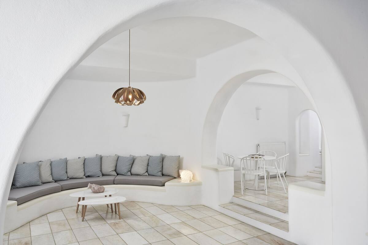 White Cyclades Apartment (Semi - Based Apartment with Indoor Garden) | 起居區 | 32-吋平面電視、有線頻道、電視