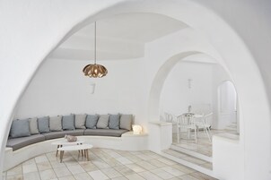 White Cyclades Apartment (Semi - Based Apartment with Indoor Garden) | 起居区 | 32-英寸纯平电视 （配备有线频道）、电视