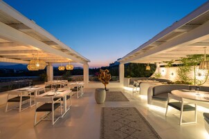 供应午餐、晚餐和早午餐，地中海菜