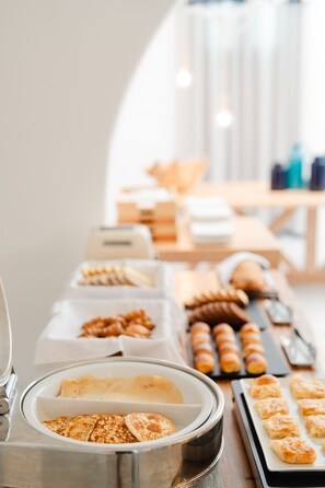Free daily buffet breakfast