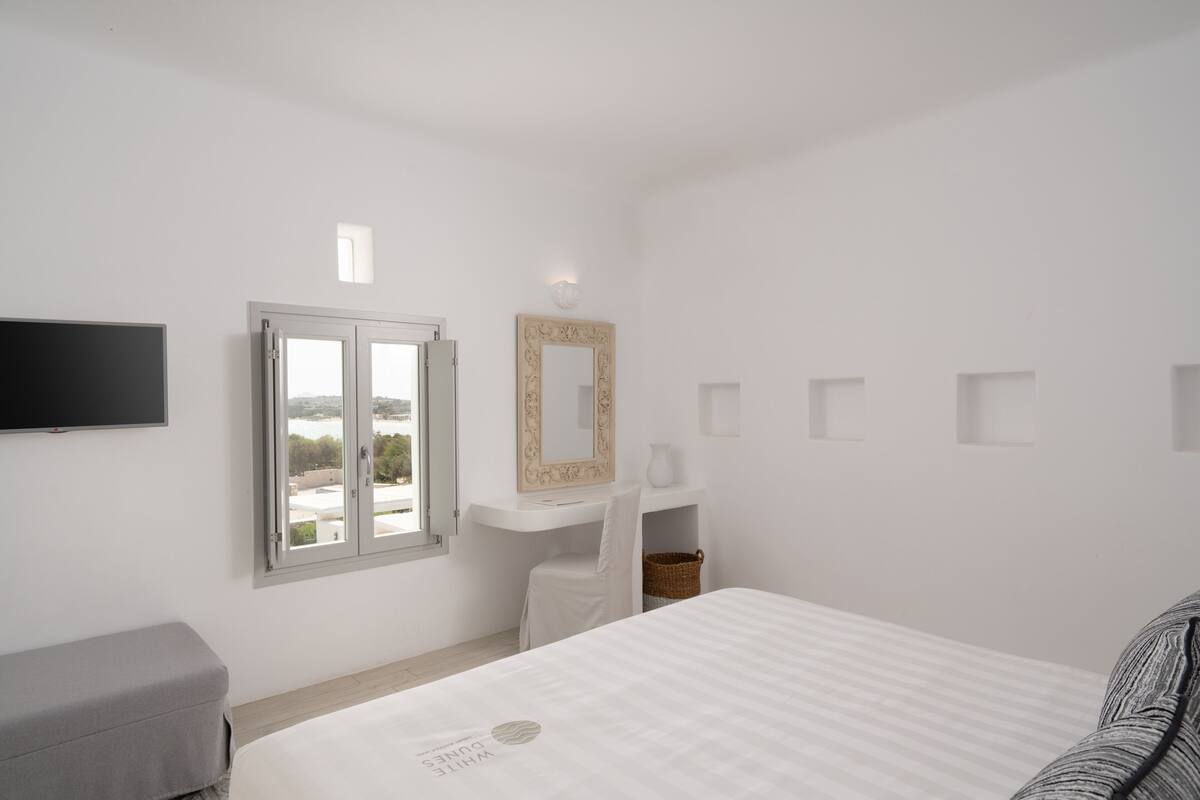 Suite with Panoramic Sea View | 埃及棉床單、高級寢具、舒適加層、迷你吧