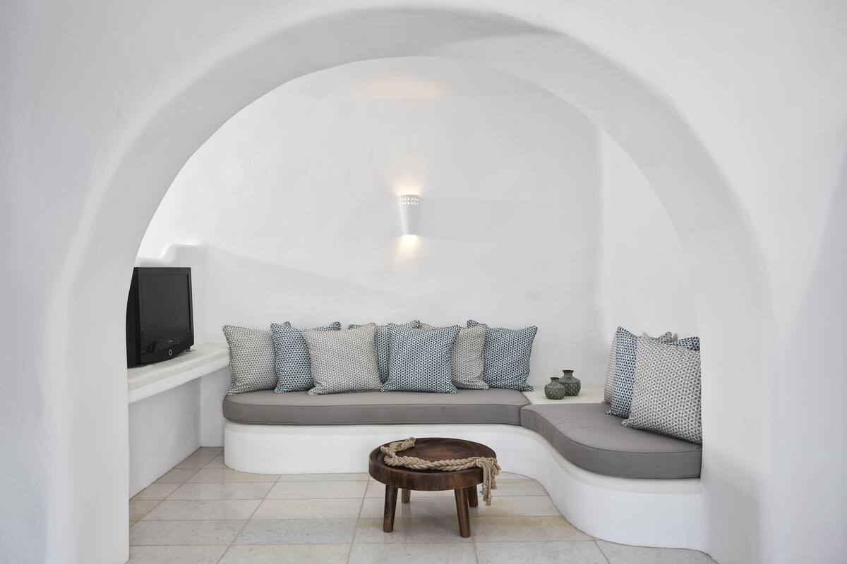White Votsalo Studio (Semi - Based  with Indoor Garden) | 埃及棉床單、高級寢具、舒適加層、迷你吧