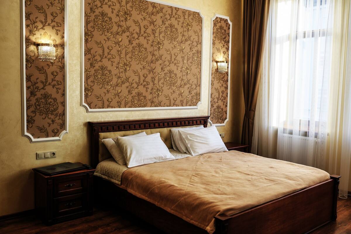 Junior Room, 1 King Bed, City View | Desk, soundproofing, cribs (free), rollaway beds (surcharge)