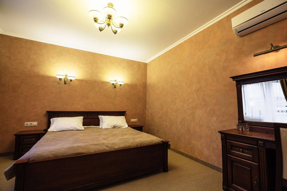 Suite, 1 King Bed, Courtyard View | Desk, soundproofing, cribs (free), rollaway beds (surcharge)