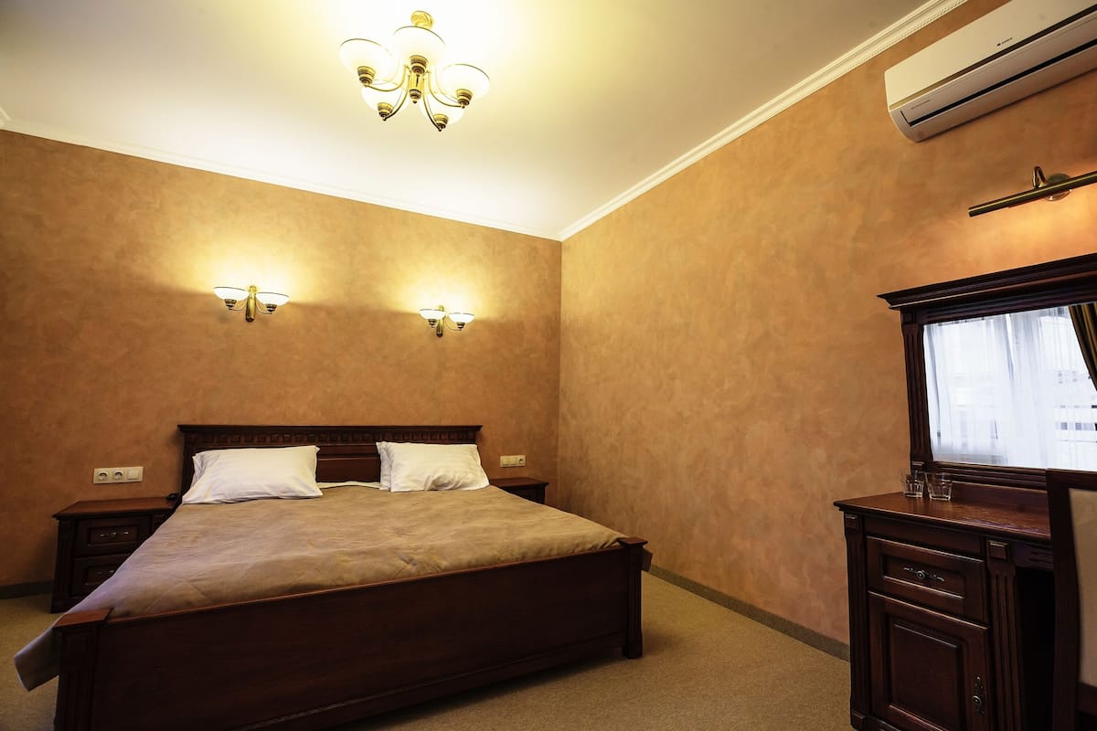 Suite, 1 King Bed, Courtyard View | Desk, soundproofing, free cots/infant beds, rollaway beds