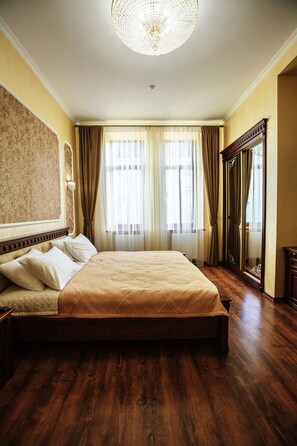 Chambre Junior, 1 trĂšs grand lit, vue sur la ville | Bureau, systĂšme dâinsonorisation, lit de bĂ©bĂ© (gratuit)