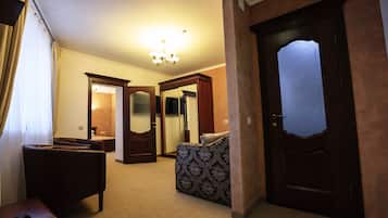 Suite, 1 King Bed, Courtyard View | Living room | LCD TV