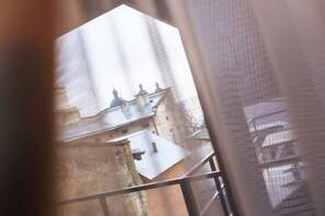 Suite, 1 trÚs grand lit, vue sur la cour intérieure | Vue de la chambre