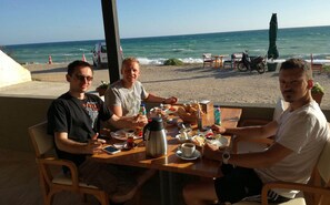 Se sirven desayunos, comidas y cenas
