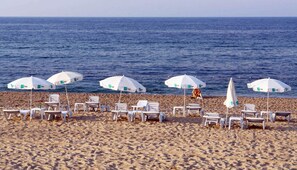 Playa privada, camastros, sombrillas y vóleibol de playa