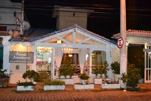 Front of property - evening/night - Pousada Amendoeira (Búzios)