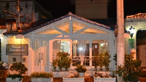 A quaint, illuminated building with a sign reading "Pausada Amendoeira." - Pousada Amendoeira (Búzios)