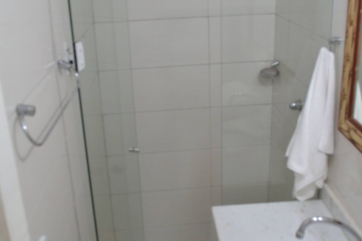 Douche, sèche-cheveux, serviettes fournies