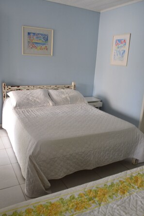 Triple Room | Minibar, in-room safe, blackout drapes, free WiFi - Pousada Amendoeira (Búzios)