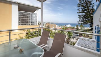 Apartamento básico, 1 quarto, sacada, de frente para o oceano | Terraço/pátio