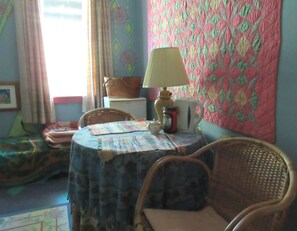 Signature-Suite, 2 Schlafzimmer, Flussblick, zum Garten hin | Essbereich im Zimmer