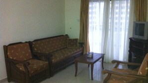 Flat-screen TV - Zakos Court Apartments (Larnaca)