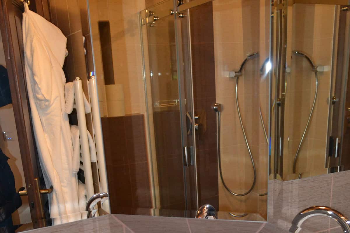 Regadera, regadera tipo lluvia, amenidades de baño gratuitas