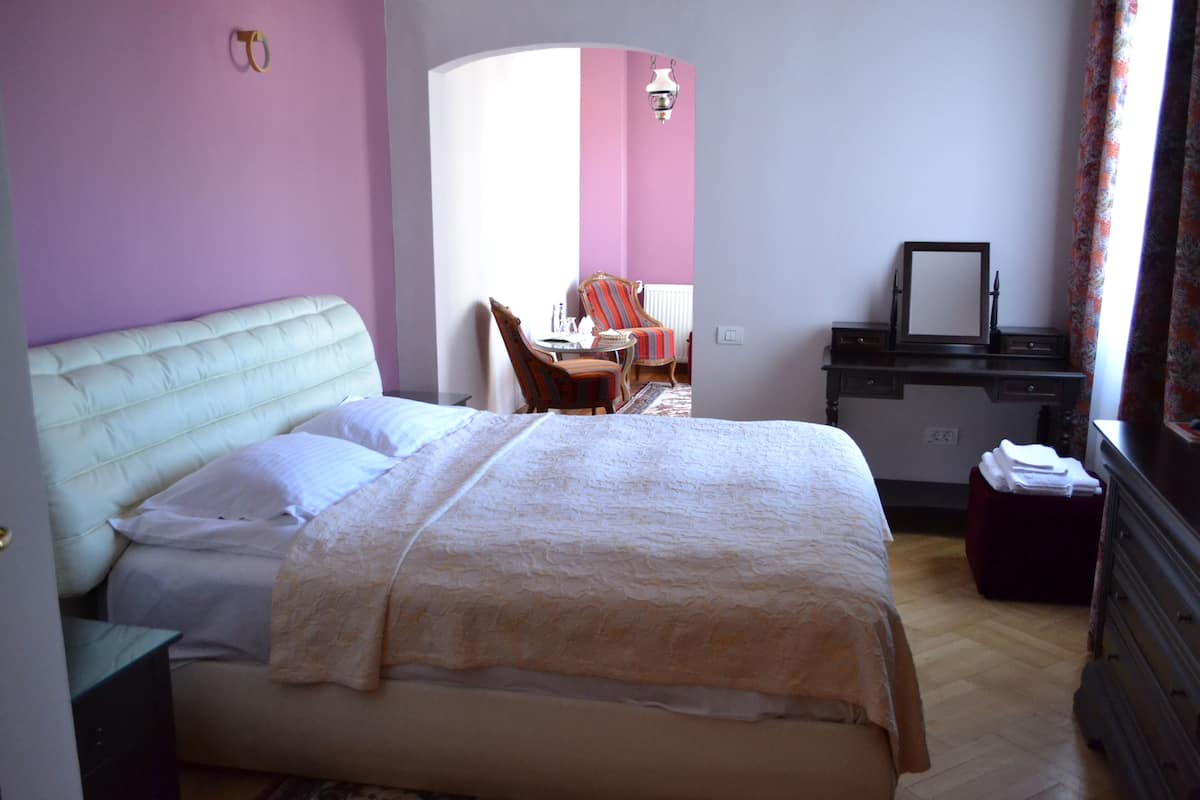 Minibar, iron/ironing board, free WiFi, bed sheets