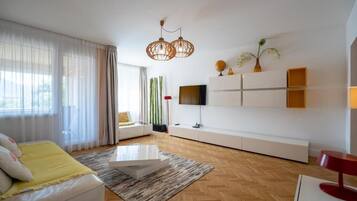 Minibar, iron/ironing board, free WiFi, bed sheets