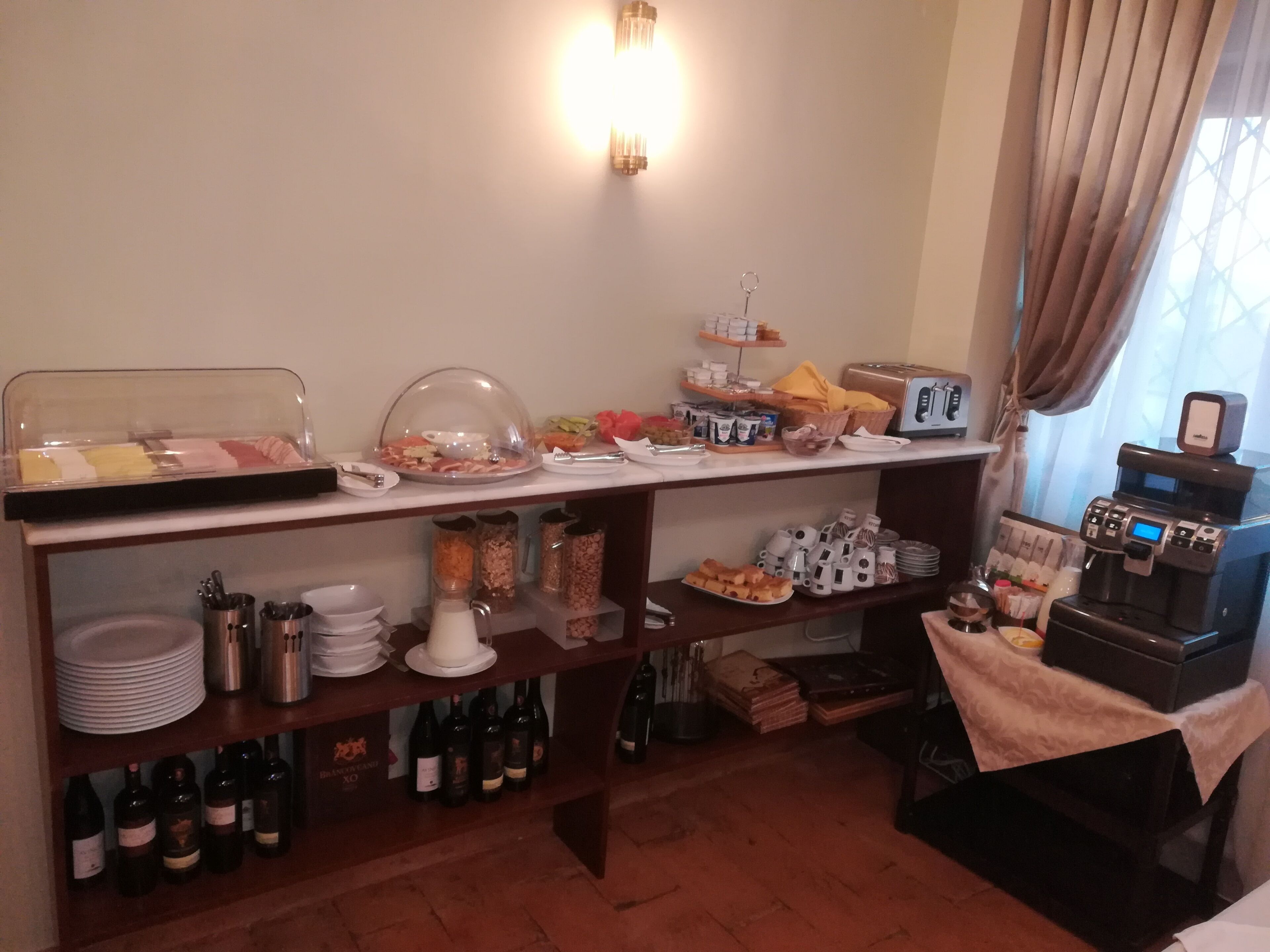 Daily buffet breakfast (RON 60 per person)