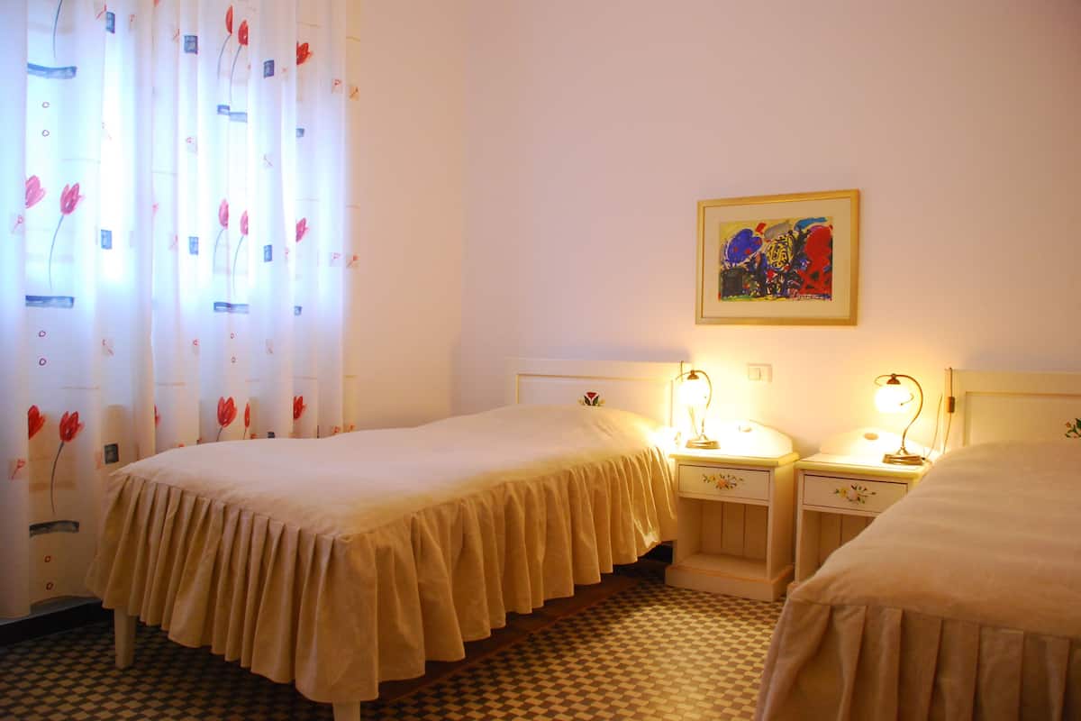 Minibar, iron/ironing board, free WiFi, bed sheets