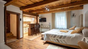 Two Bedroom Apartment (annex building) | Minibar, tabla de planchar con plancha, wifi gratis y ropa de cama