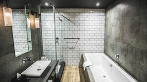 Douche, articles de toilette gratuits, sèche-cheveux