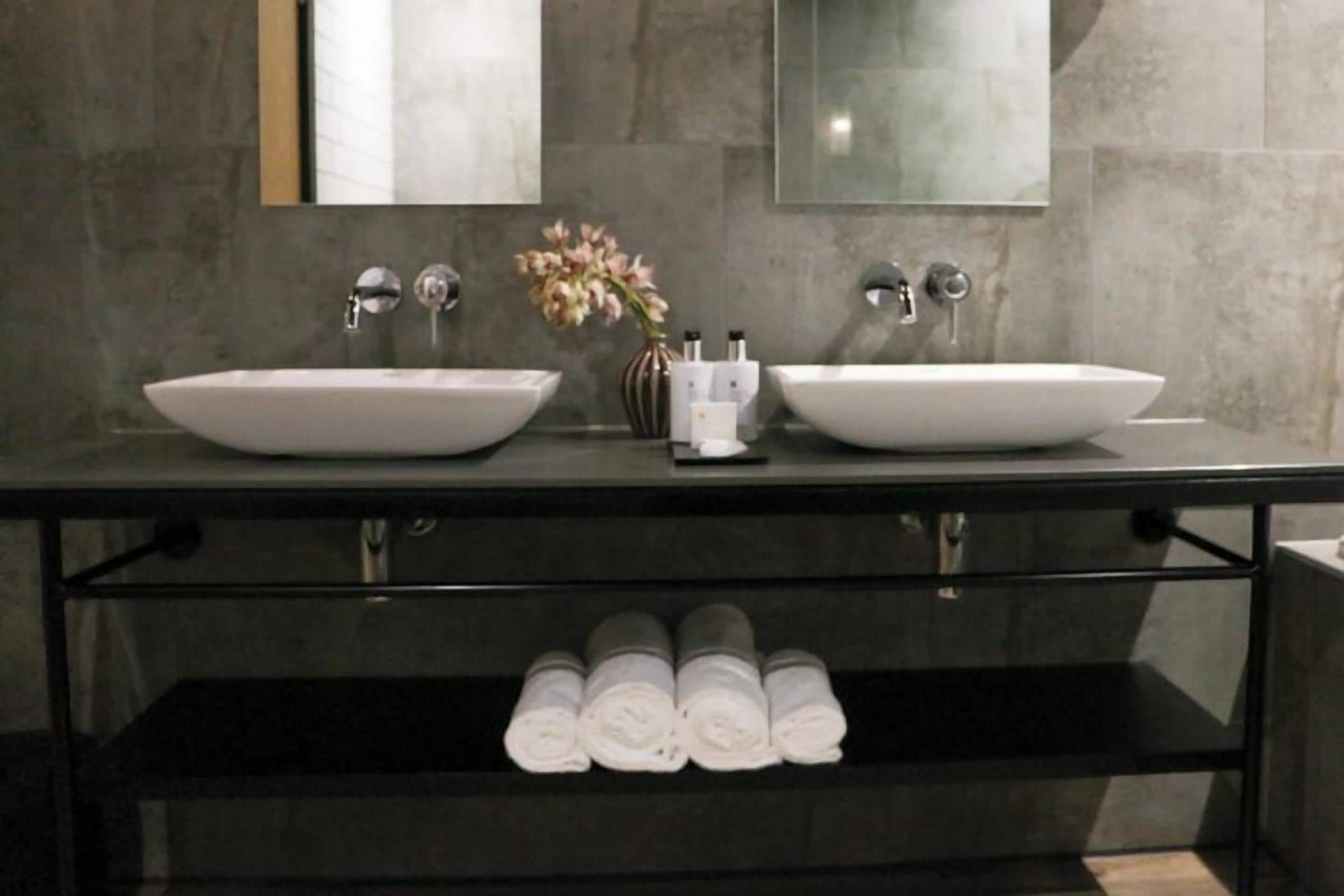 suite | bathroom | shower, free toiletries, hair dryer, towels