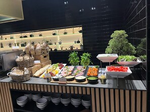 Päivittäinen buffetaamiainen (250 ZAR per henkilö)