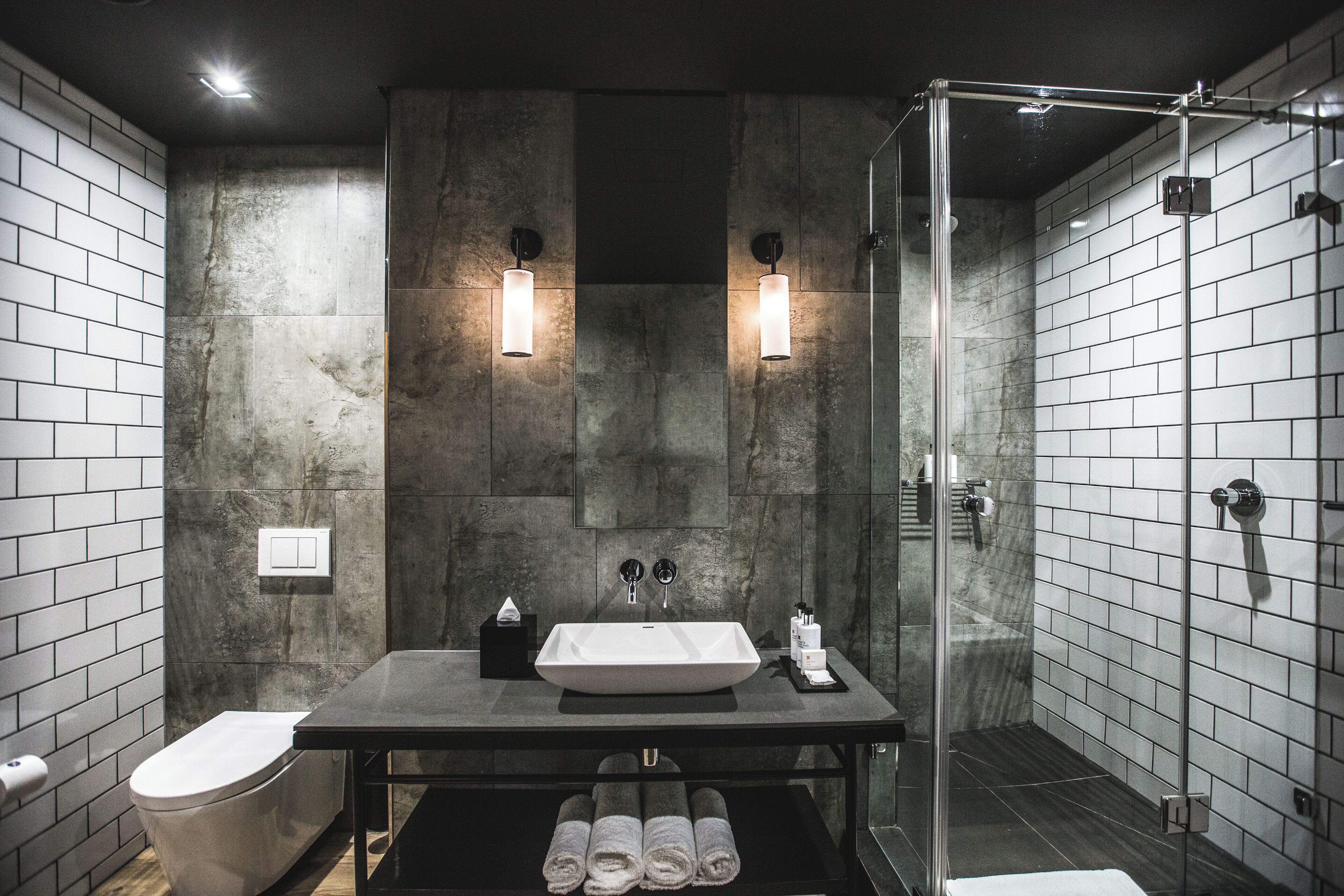 Douche, articles de toilette gratuits, sèche-cheveux