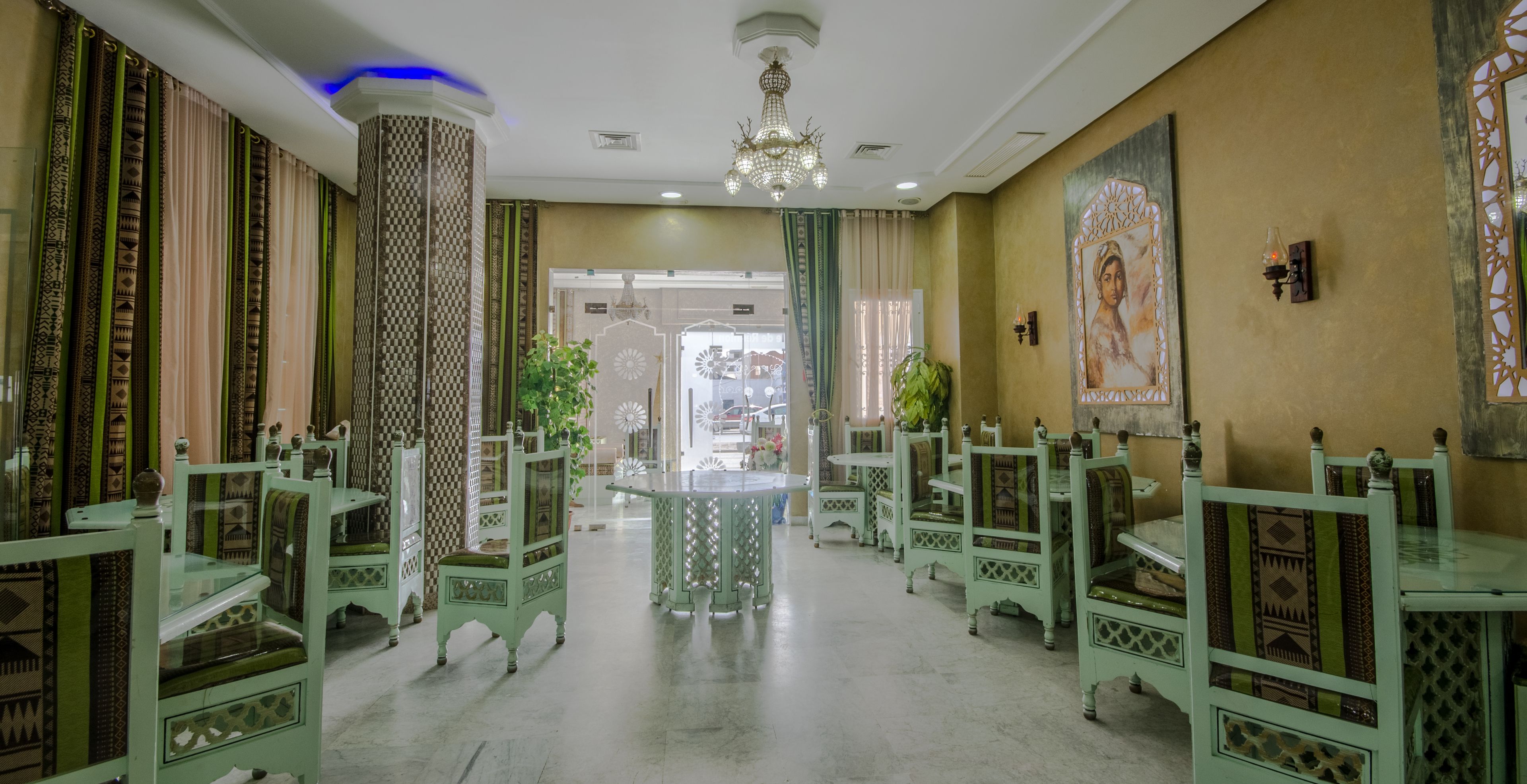 Se sirven almuerzos y cenas, cocina local