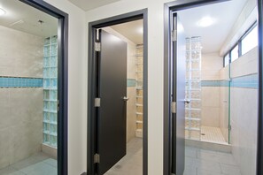 Basic-Einzelzimmer, Gemeinschaftsbad (Residence) | Dusche im Bad