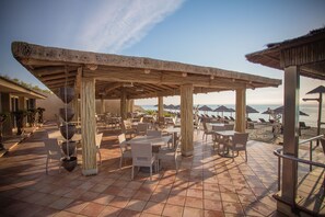 供应午餐和晚餐，法国菜，海滩景观